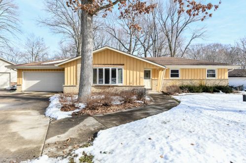 8838 Maple Dr, Caledonia, WI 53108-9618