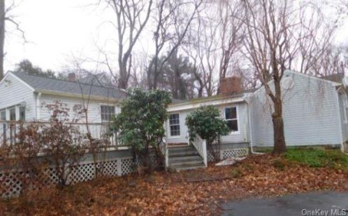 74 Hilltop Dr, Scotts Beach, NY 11789-1028