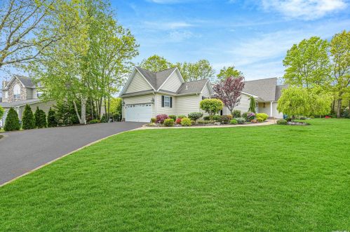 26 Savanna Cir, Mount Sinai, NY 11766-1616
