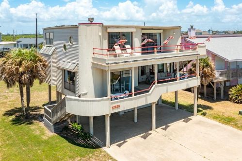 12628 Ventura Dr, Galveston, TX 77554-9721