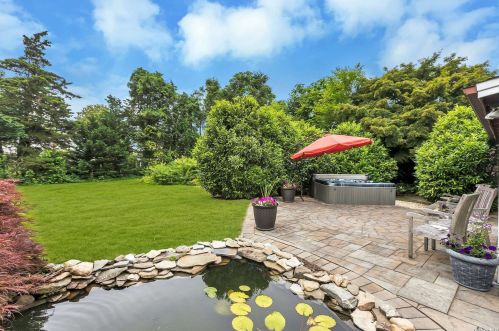 4 Magenta Ln, Elwood NY  11731-5116 exterior