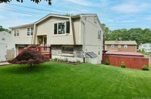155 Village Ln, Bridgeport, CT 06606-1325