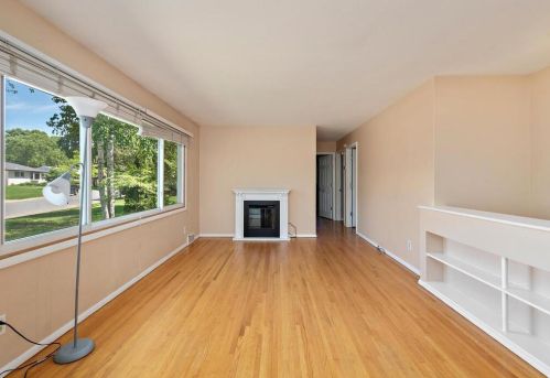1081 2nd St, Saint Paul, MN 55112-7339