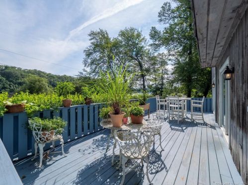 283 Mamanasco Rd, Ridgefield CT  06877-2425 exterior