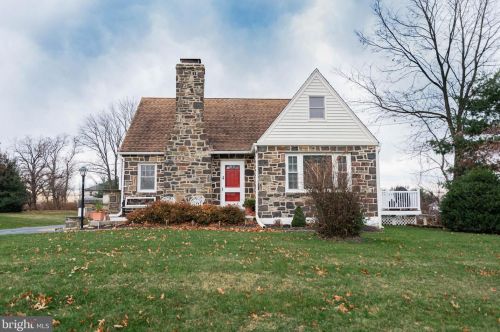 8 Circle Dr, Norristown, PA 19403-1258