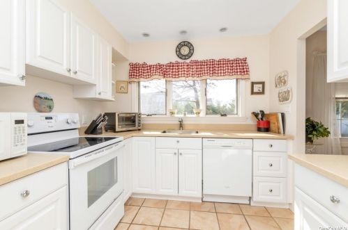 11 Adams St, East Rockaway NY  11518-1705 exterior