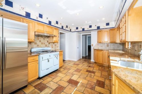 353 Hussey Rd, Mount Vernon NY  10552-2305 exterior