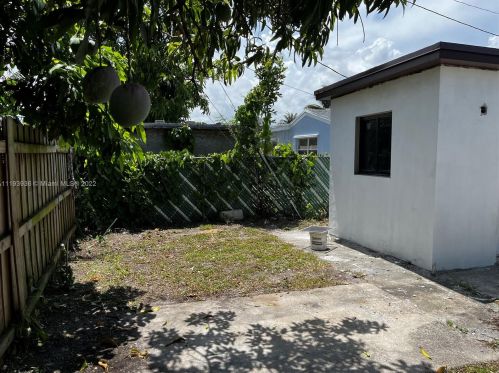 7020 27th Ct, Hollywood FL  33023-3706 exterior