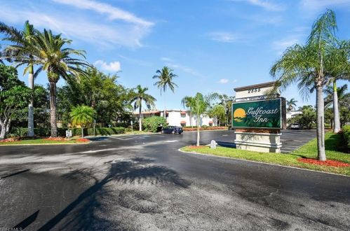 2555 Tamiami Trl, Naples FL  34103-4408 exterior