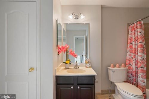 16571 Bramblewood Ln, Woodbridge VA  22191-6014 exterior