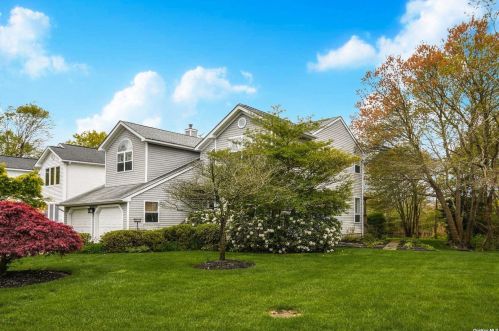 1 Fairwind Ct, Oakdale, NY 11769-2272