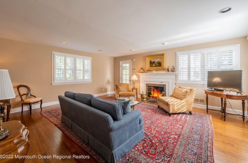 4 Laurel Dr, Little Silver, NJ 07739-1416