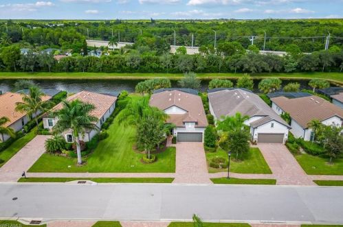 2770 Aviamar Cir, Naples FL 34114-9759 exterior