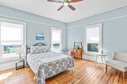 2927 Bernardo De Galvez Ave, Galveston TX 77550 exterior