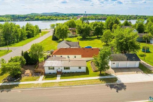 526 Lake St, Chisholm MN  55719-1334 exterior