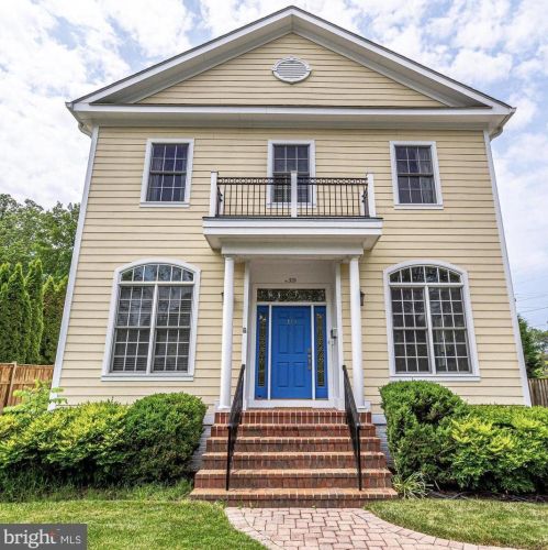 319 Pennsylvania Ave, Falls Church, VA 22046-3243