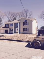 250 5th St, North Lindenhurst, NY 11757-1146