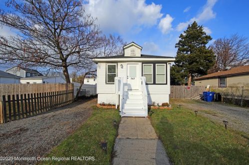 243 Seabreeze Ave, Middletown NJ  07748-5471 exterior