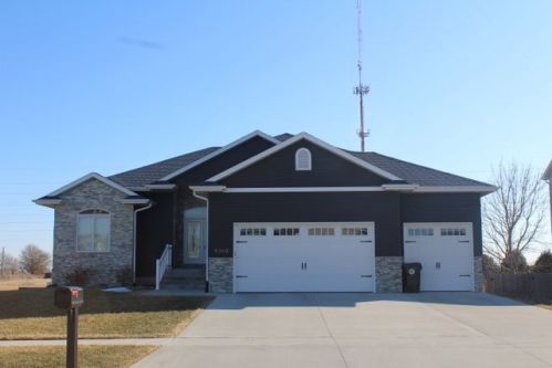 5060 William Dr, Waterloo, IA 50701-9740