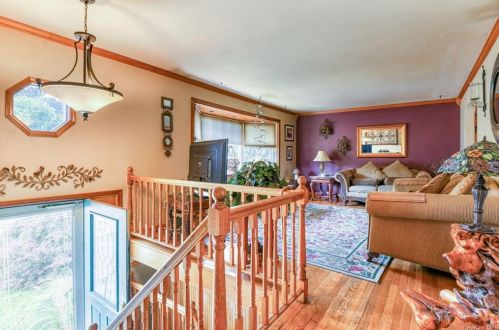 26 Hickory Ln, Garnerville, NY 10923-1906