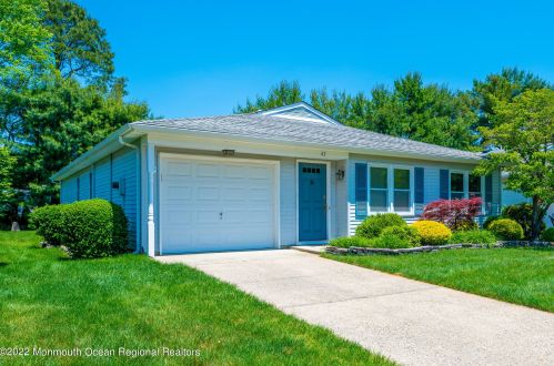 42 Meadowbrook Rd, Bricktown, NJ 08723-7850