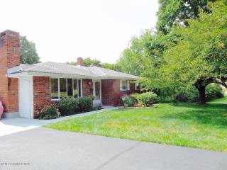 7441 School View Ln, Stroudsburg, PA 18360-3039
