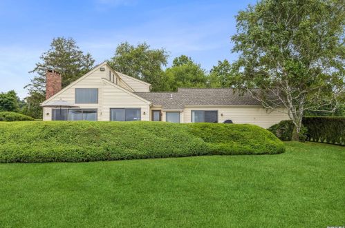 1050 Blue Marlin Dr, Southold, NY 11971-1432
