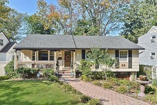 97 Lakeshore Dr, Oakland, NJ 07436-2101