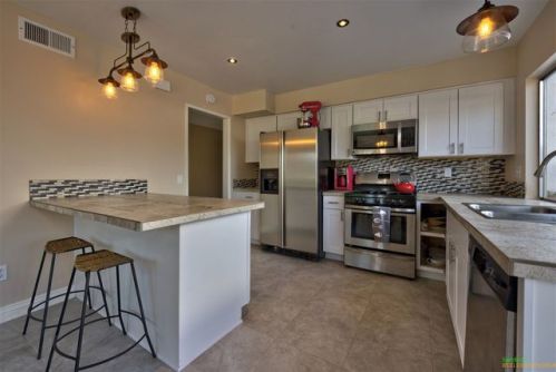 625 Lynnette Cir, Vista, CA 92084-3726