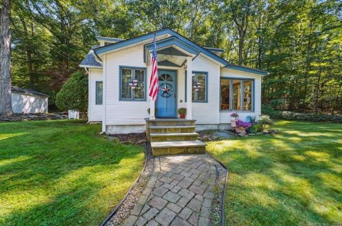 27 Knollwood St, Upper Stepney, CT 06468-1126