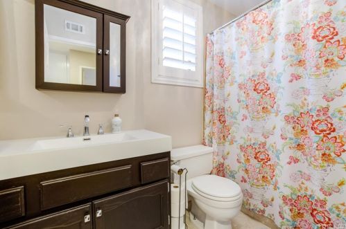 372 Turin St, Calabasas CA  91377-5527 exterior