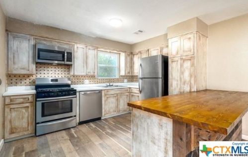 957 San Antonio Ave, Seguin TX  78155-2443 exterior