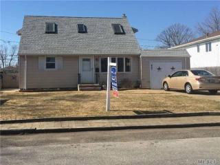 447 Deauville Pkwy, North Lindenhurst, NY 11757-6312