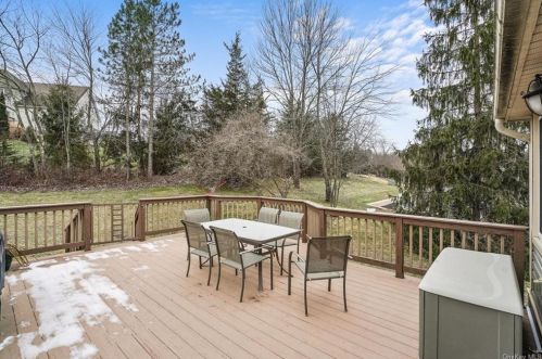 16 Vorndran Dr, New Hamburg NY  12590-4517 exterior