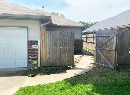 10229 Holly Grove Dr, Fort Worth, TX 76108-3765