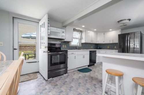 9 Glendaway Dr, South Kingstown, RI 02882-4710