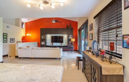 15825 3rd Ct, Hollywood, FL 33027-1128
