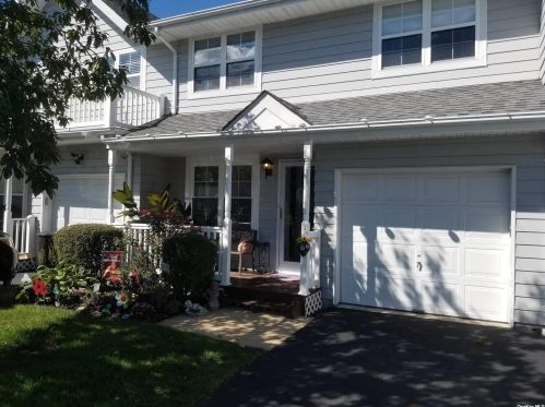 51 Maple Wing Blvd, Central Islip, NY 11722-4611