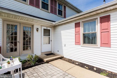 18 Townsend Ct, Lancaster PA  17603-6797 exterior