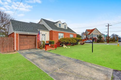 41 Liberty Ave, Babylon, NY 11703-4910