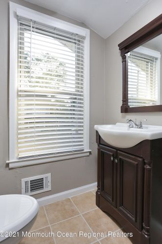 458 Center Ave, Middletown NJ  07748-5369 exterior