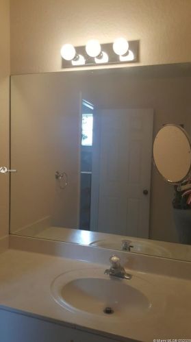 6766 182nd St, Hialeah FL  33015-7943 exterior