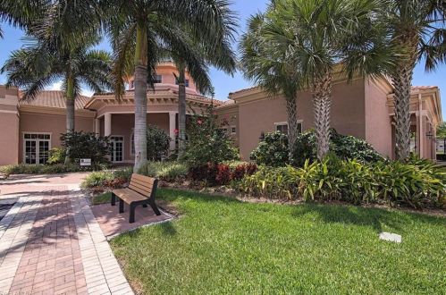 1590 Clermont Dr, Naples FL  34109-0302 exterior