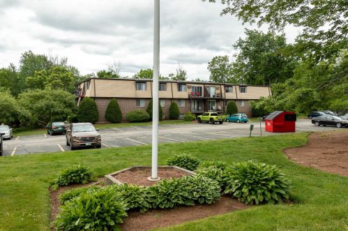 2 Silvestri Cir, Derry NH  03038-1304 exterior