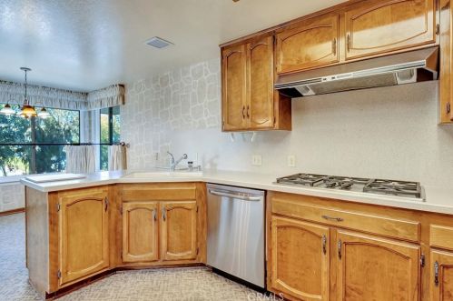 6220 Riviera Cir, Long Beach, CA 90815-4778
