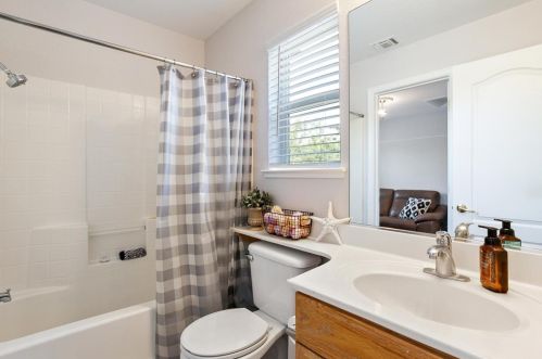 242 Meandering Ln, Turlock CA  95382-7354 exterior