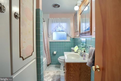 40 Center Dr, Camp Hill PA  17011-7608 exterior