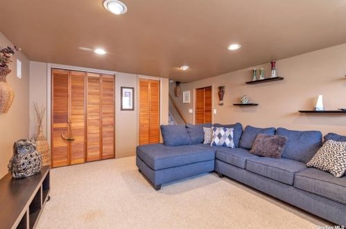 343 21st St, Deer Park, NY 11729-6322