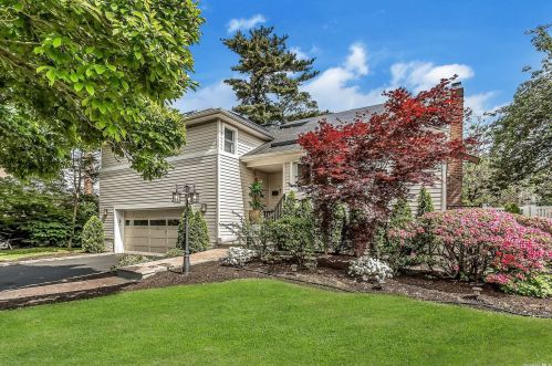834 Pepperidge Rd, Westbury, NY 11590-1423