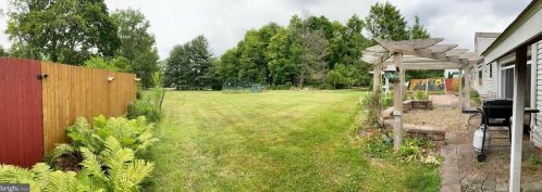 844 Maple Dr, Southampton PA 18966-4208 exterior